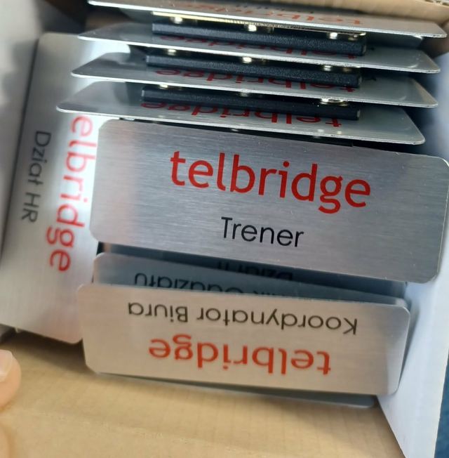 Metalowe identyfikatory imienne — telbridge